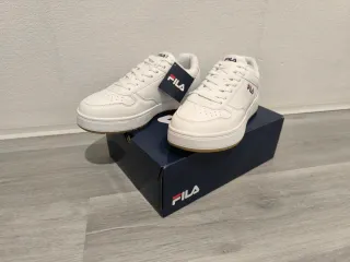 2 paia sneakers Fila e Adidas
