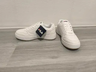 2 paia sneakers Fila e Adidas