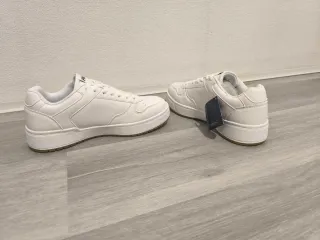 2 paia sneakers Fila e Adidas