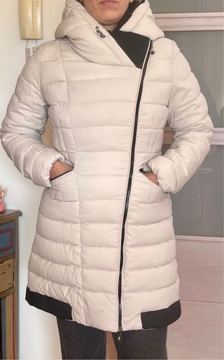 Anorak blanco y negro con capucha