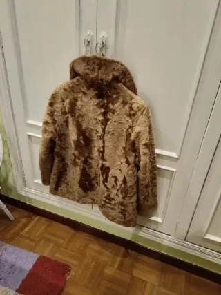 Chaquetón de astracán marrón claro, talla 42-44