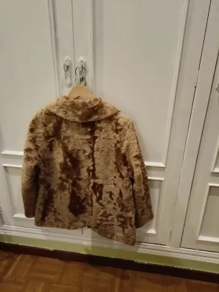 Chaquetón de astracán marrón claro, talla 42-44