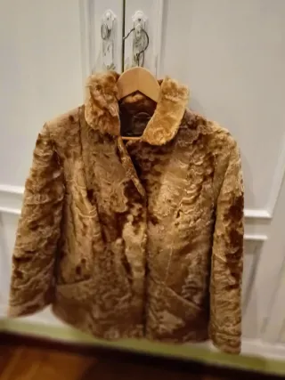 Chaquetón de astracán marrón claro, talla 42-44