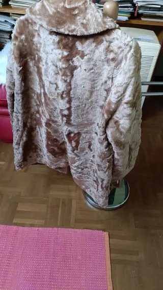 Chaquetón de astracán marrón claro, talla 42-44