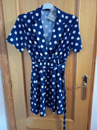 Vestido de verano azul con lunares blancos
