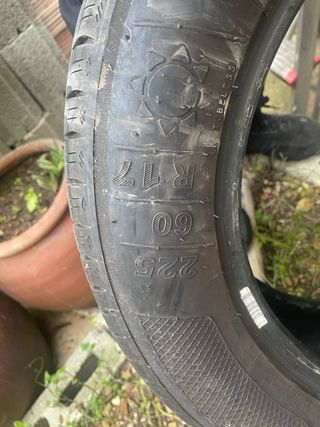 Neumático 225/60R17 99V