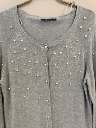 Chaqueta Zara mujer gris con perlas
