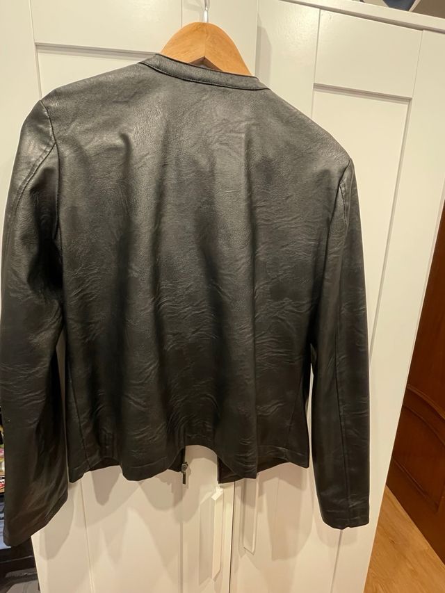 Chaqueta polipiel negra