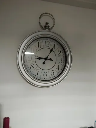 Reloj de pared plateado