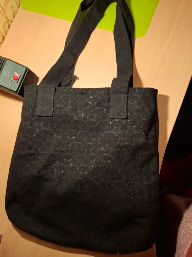 Bolso negro con estrellas