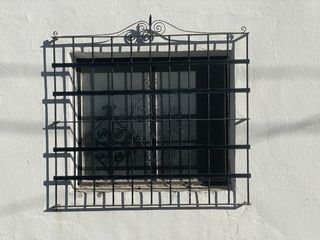 5 ventanas de hierro de hojas abatibles