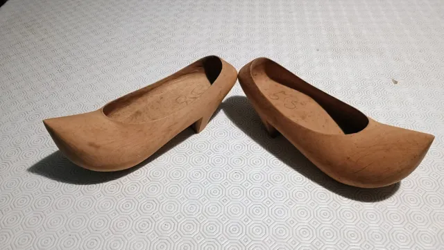 Zuecos artesanales de madera