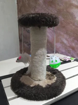 Tiragraffi per gatti con giochi