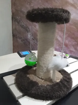 Tiragraffi per gatti con giochi