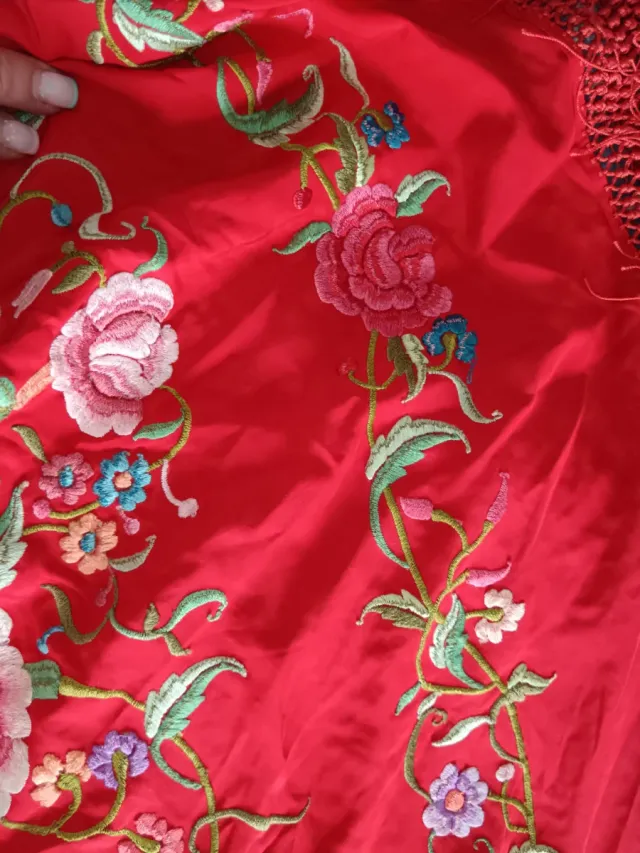 Mantón de Manila bordado rojo