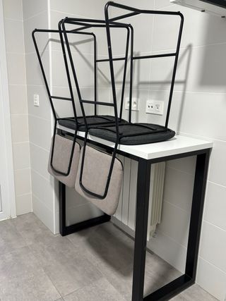 Mesa de cocina resistente y taburetes muy cómodos