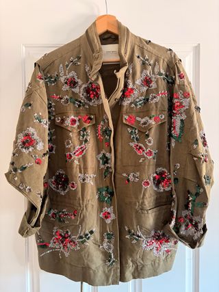 Parka Zara verde con lentejuelas.
