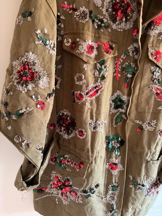 Parka Zara verde con lentejuelas.