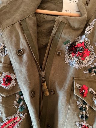 Parka Zara verde con lentejuelas.