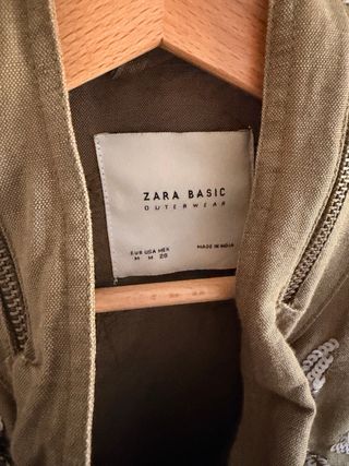 Parka Zara verde con lentejuelas.