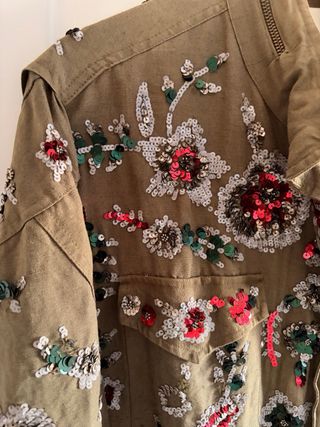 Parka Zara verde con lentejuelas.