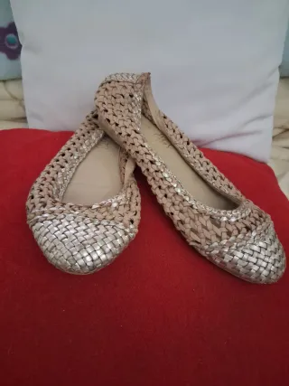 Manoletinas trenzadas beige y plateadas