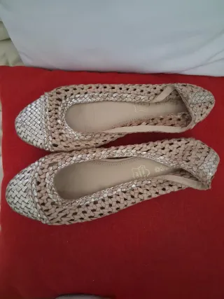 Manoletinas trenzadas beige y plateadas