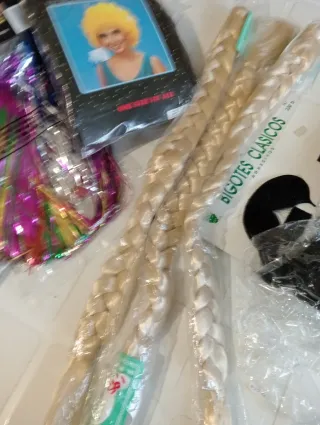 Accessori per feste di carnevale: parrucche e baffi