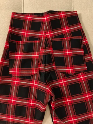 Pantalón legging pitillo cuadros rojo y negro