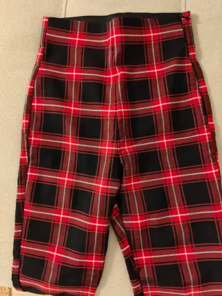 Pantalón legging pitillo cuadros rojo y negro