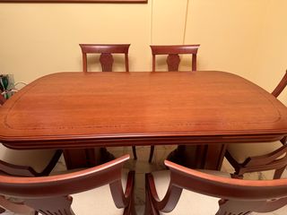 Mueble aparador de madera, mesa y sillas.