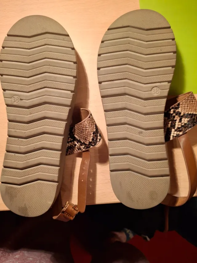 Sandalias Marrones y Multicolor