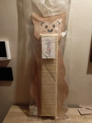 Tiragraffi per gatti a forma di gatto