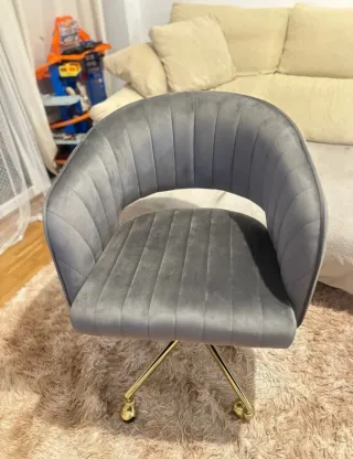 Sillas y sillones varios colores y materiales