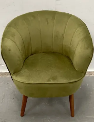 Sillas y sillones varios colores y materiales