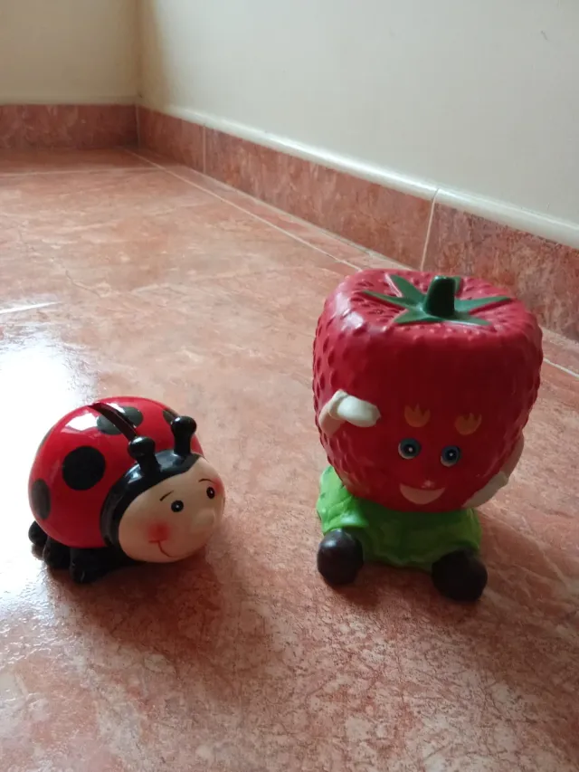 Huchas infantiles: mariquita y fresa