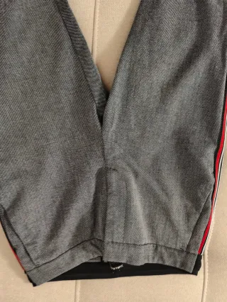 Pantalón chino gris con raya lateral roja y blanca