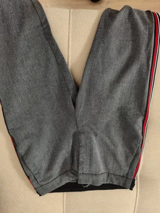 Pantalón chino gris con raya lateral roja y blanca