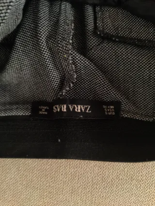 Pantalón chino gris con raya lateral roja y blanca