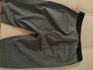 Pantalón chino gris con raya lateral roja y blanca