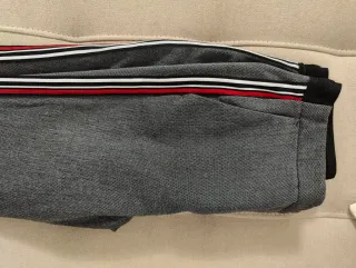 Pantalón chino gris con raya lateral roja y blanca