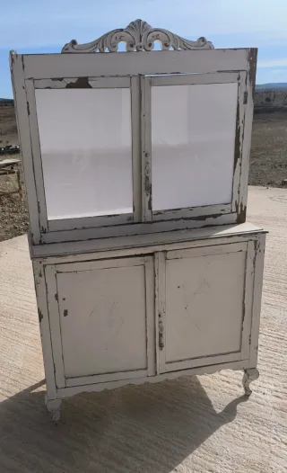 Armario blanco con puertas de cristal