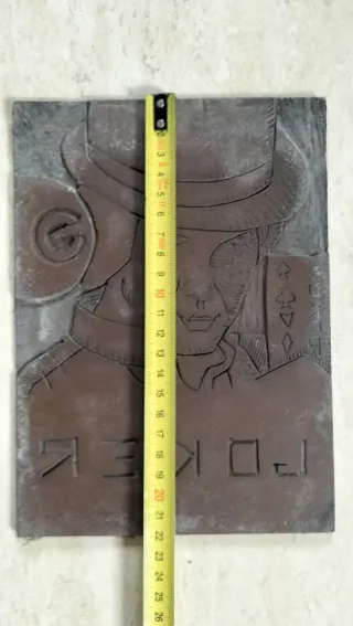 Placa de arte Poker tallada en cuero