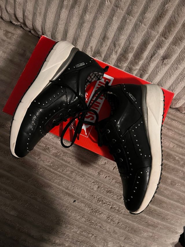 Zapatillas Pikolinos negras con tachuelas