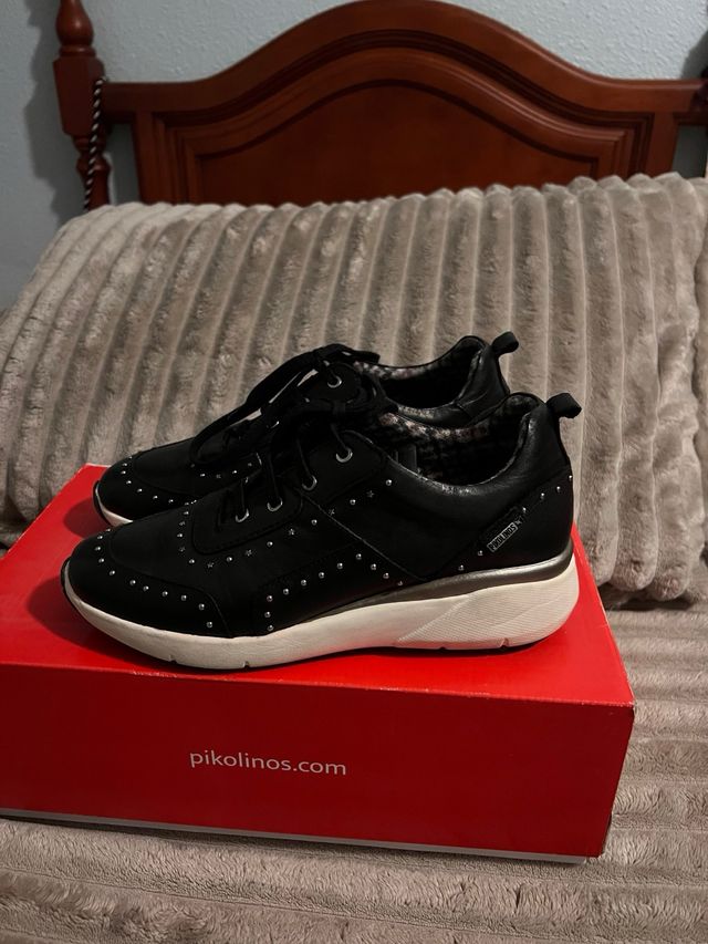 Zapatillas Pikolinos negras con tachuelas