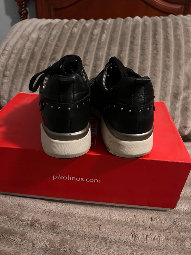 Zapatillas Pikolinos negras con tachuelas