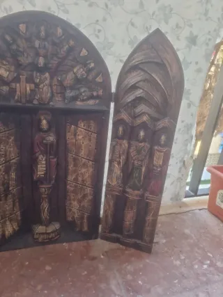 Tríptico madera tallada figuras religiosas