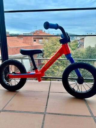 Bici sin pedales Cannondale naranja y azul