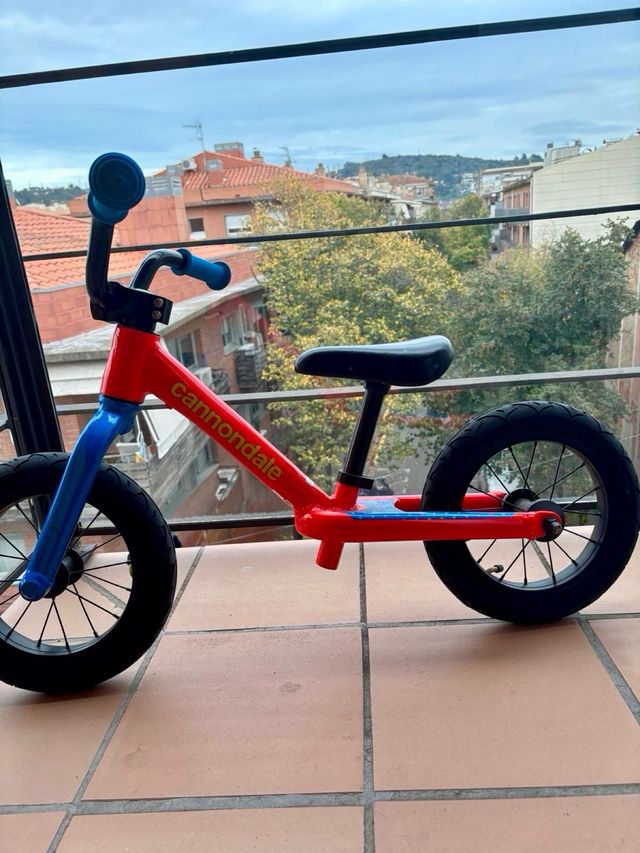 Bici sin pedales Cannondale naranja y azul