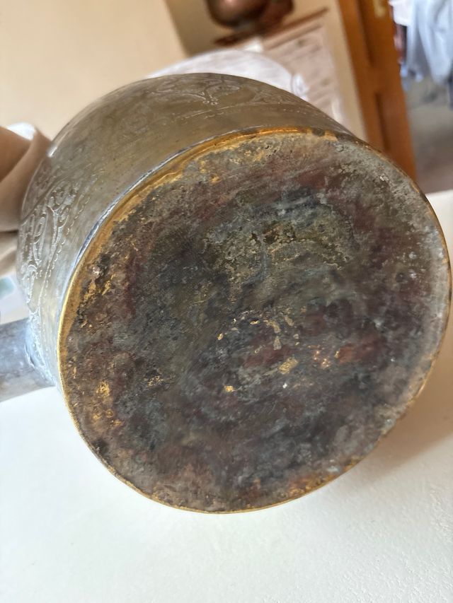 Tetera antigua de latón grabada